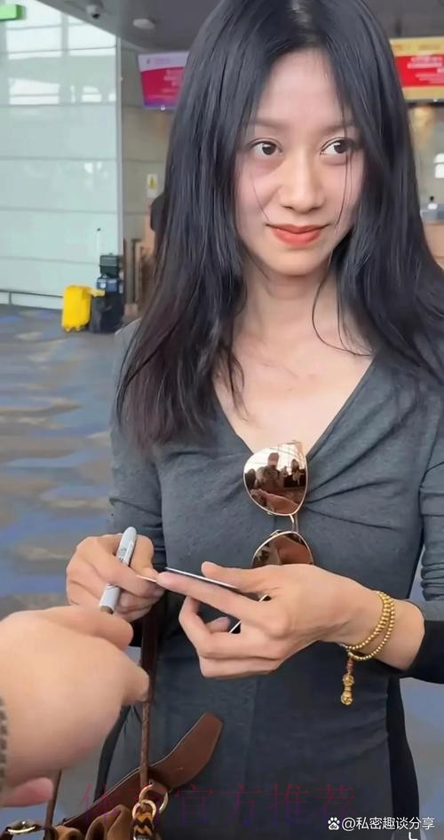 勇士主场为威金斯举办欢迎仪式,威金斯向现场球迷挥手致意 勇士主场为威金斯举办欢迎仪式,威金斯向现场球迷挥手致意